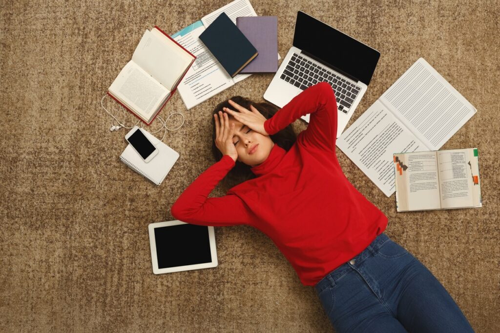 jeune étudiante stressée