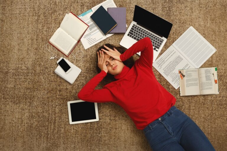 jeune étudiante stressée