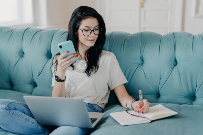 étudiant qui travaille son networking
