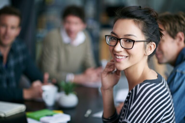 Une jeune employée travaillant dans l'événementiel