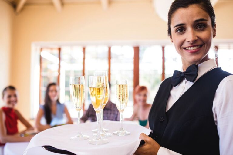 jeune femme travaillant comme serveuse