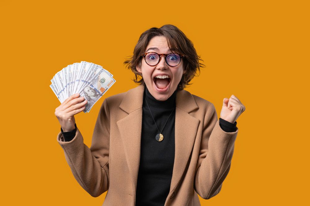 étudiante tenant des billets de banque