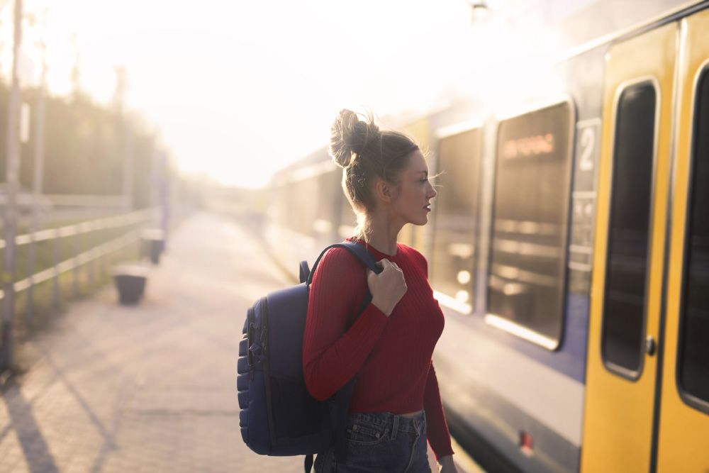 jeune femme qui voyage