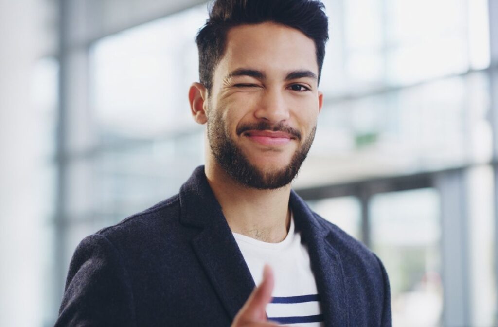 homme satisfait pouce en l'air
