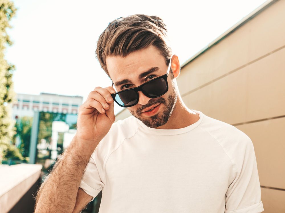 jeune homme avec des lunettes de soleil