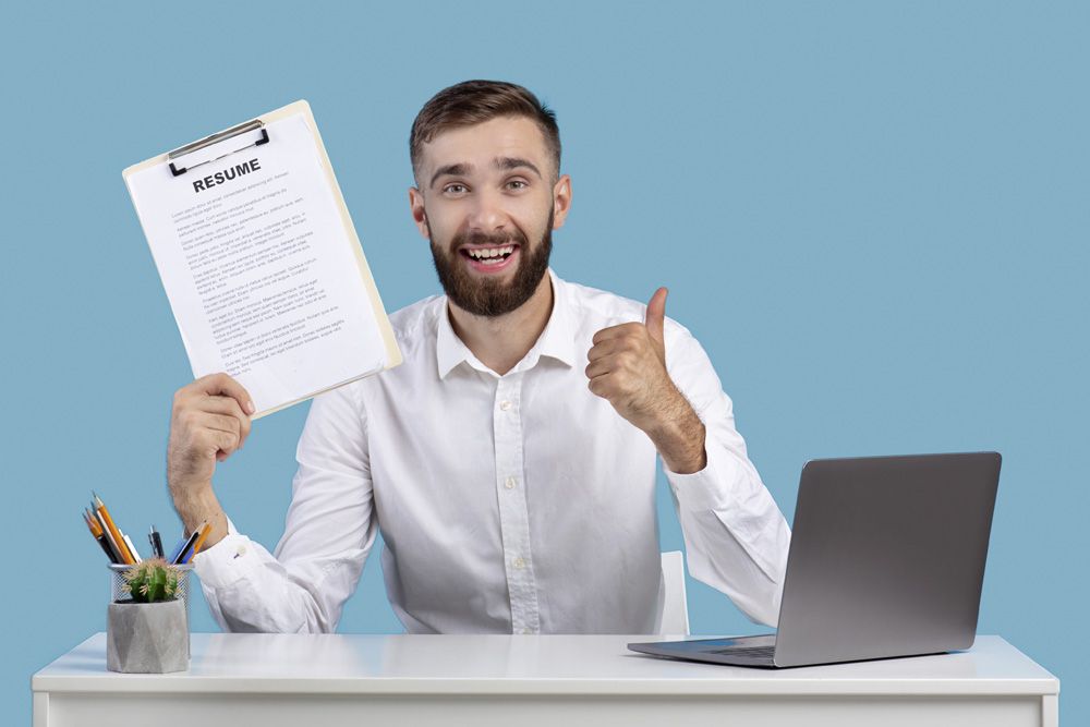 jeune homme avec un cv