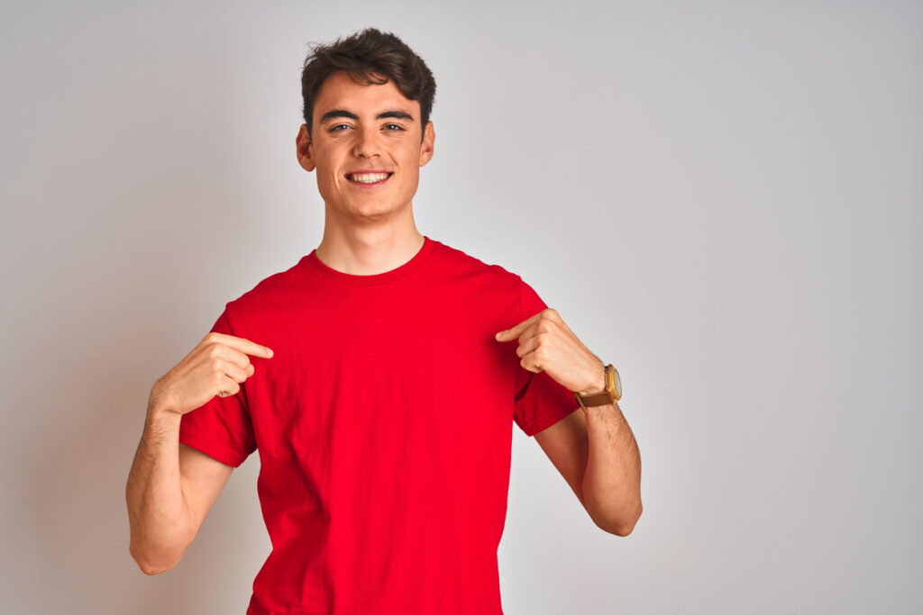 jeune fier de lui