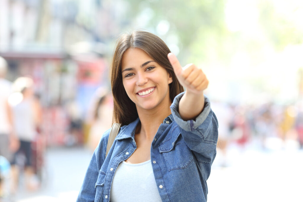 jeune fille contente de travailler dans le street marketing