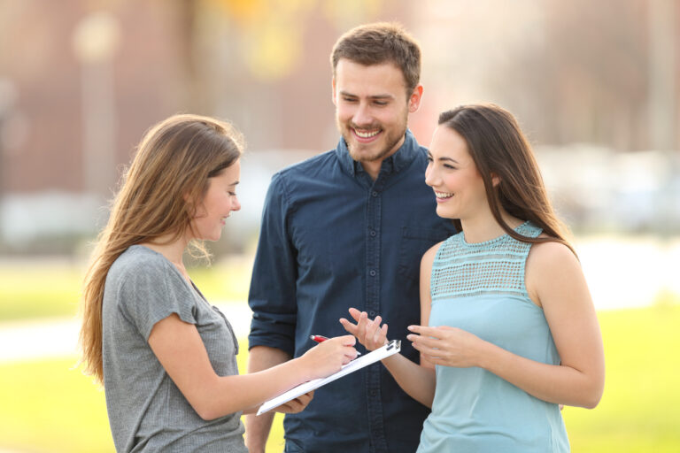 jeune fille en mission de street marketing