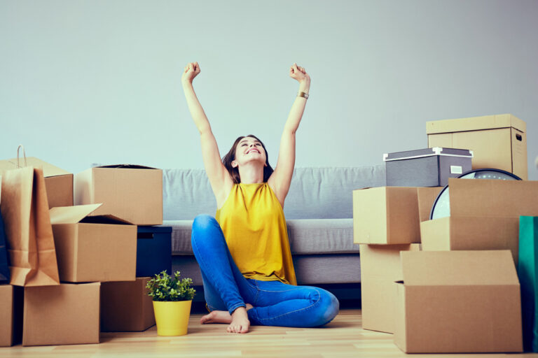 jeune fille dans son appartement