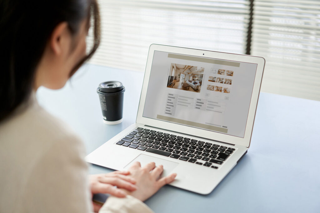 jeune étudiante qui recherche un appartement